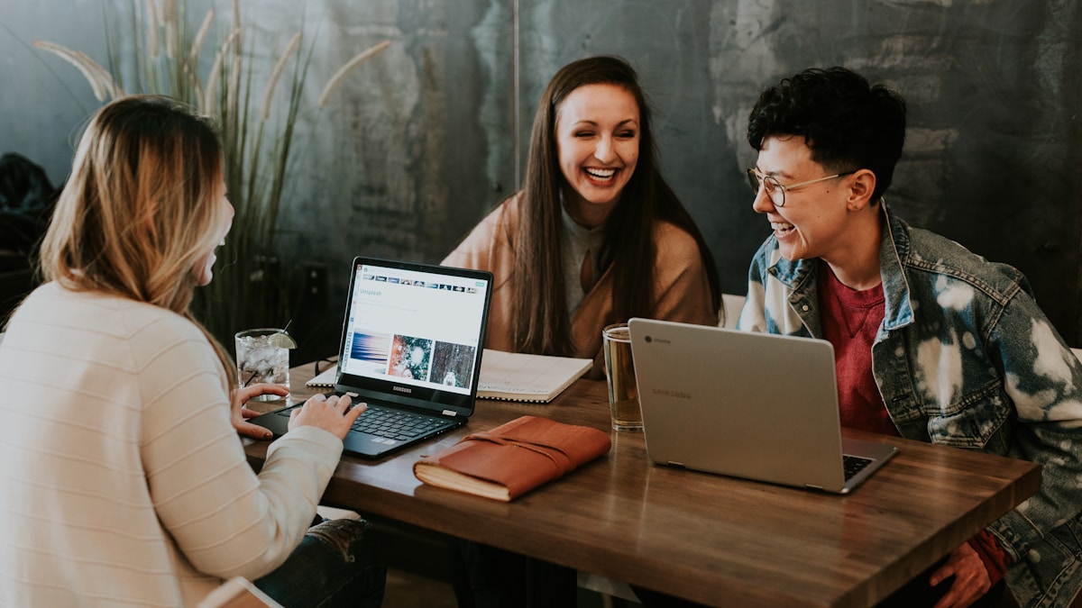Imagem ilustrativa: candidatos estudam para concurso público — Foto: Unsplash