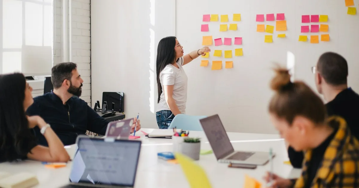 Profissional em entrevista de emprego — Foto: Unsplash