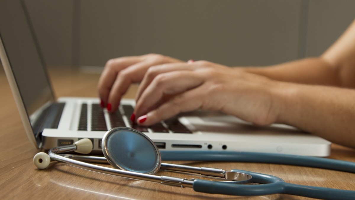 Profissional de saúde em consulta — Foto: Unsplash