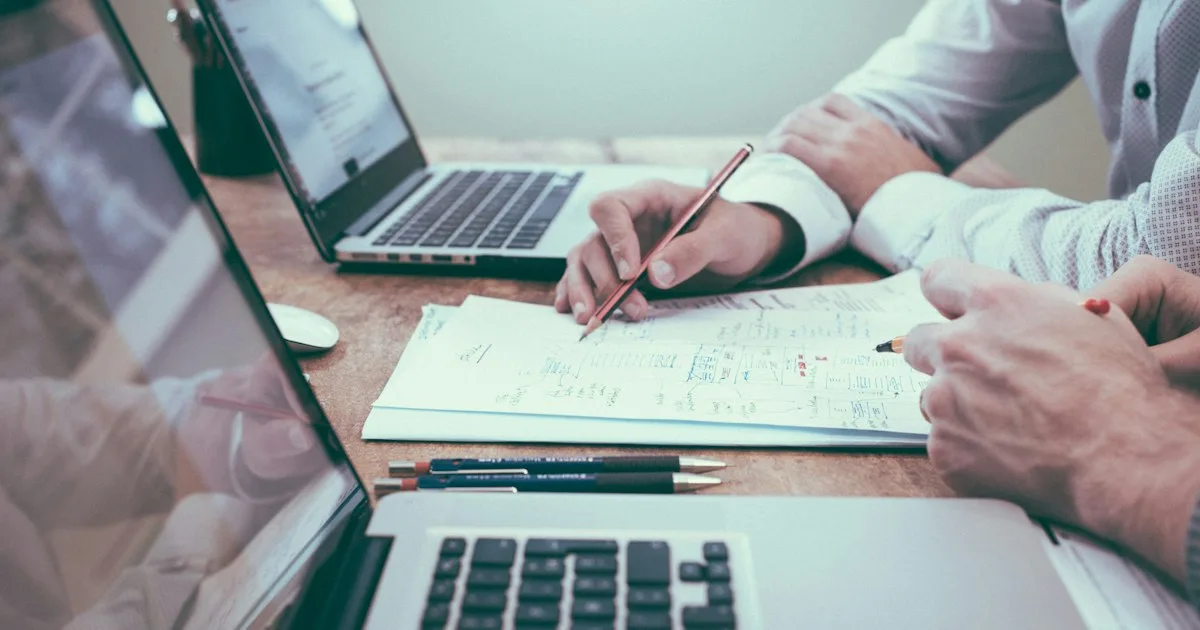 Estudante preparando-se para concurso público com documentos e formulário de inscrição — Foto: Unsplash