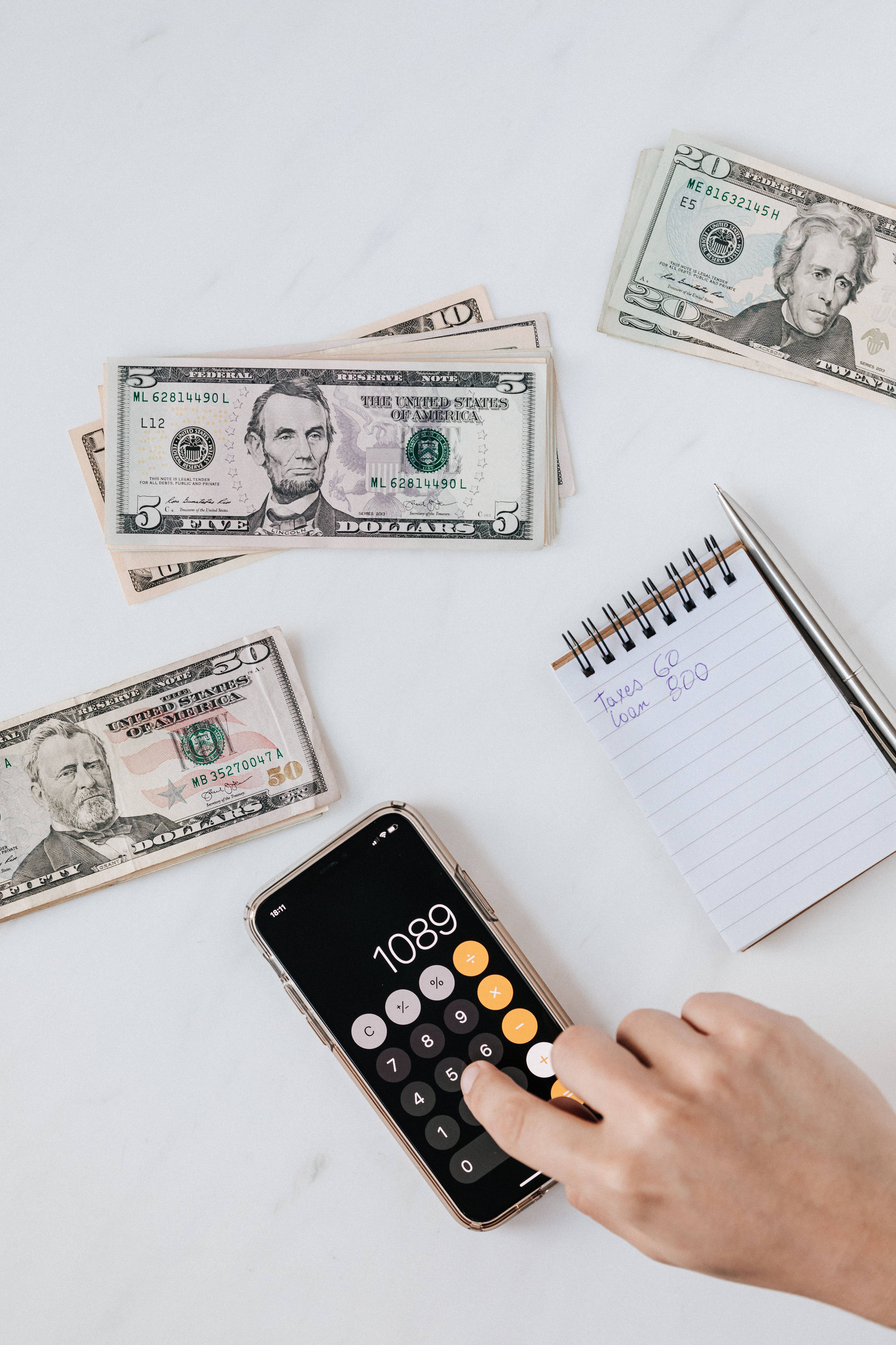 Trabalhador consulta datas de pagamento em 2026 — Foto: Pexels