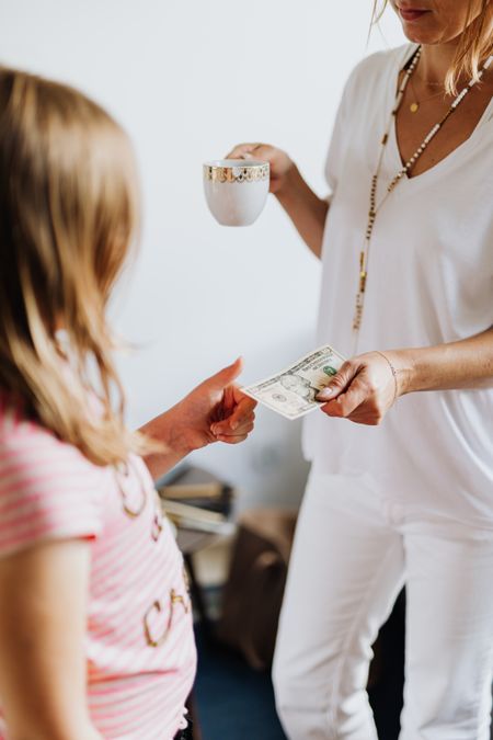 Mãe transferindo dinheiro para filha. Imagem representativa de benefício social e transferência de renda familiar (Foto: Pexels/Karola G)