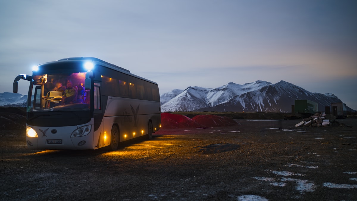 Ônibus do transporte metropolitano na CE-060, rodovia que conecta Pacatuba a Fortaleza