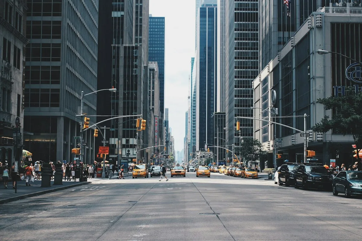Ônibus urbano em parada de transporte público — Foto: Unsplash
