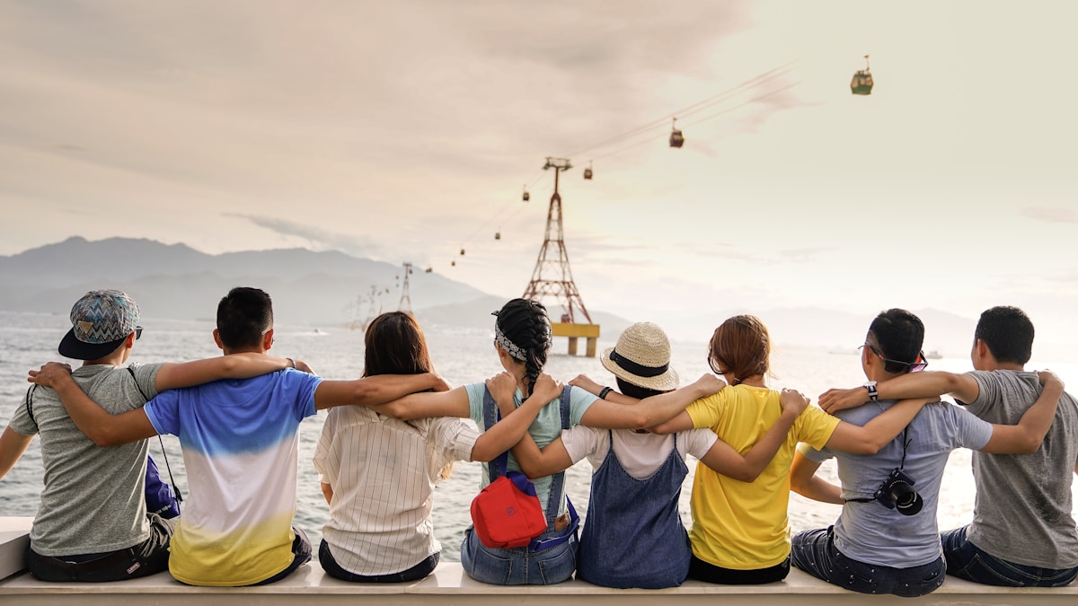 Imagem ilustrativa: família aproveitando um passeio ao ar livre no Dia dos Pais — Foto: Unsplash