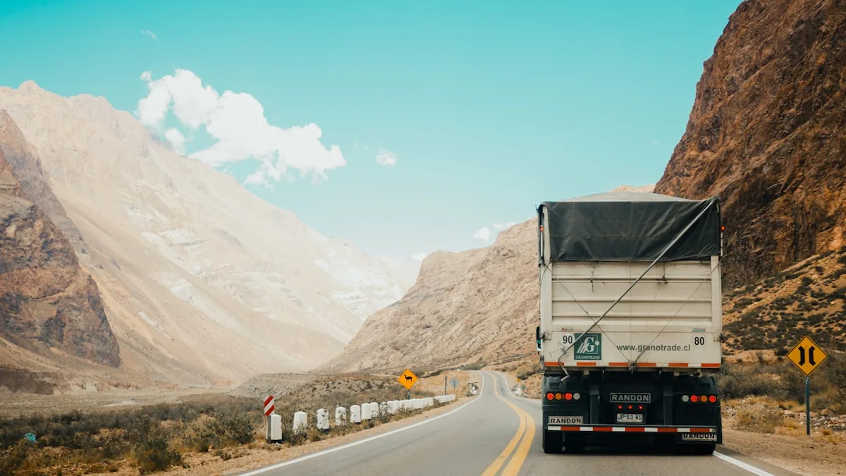 Ônibus de transporte em rodovia — Foto: Unsplash