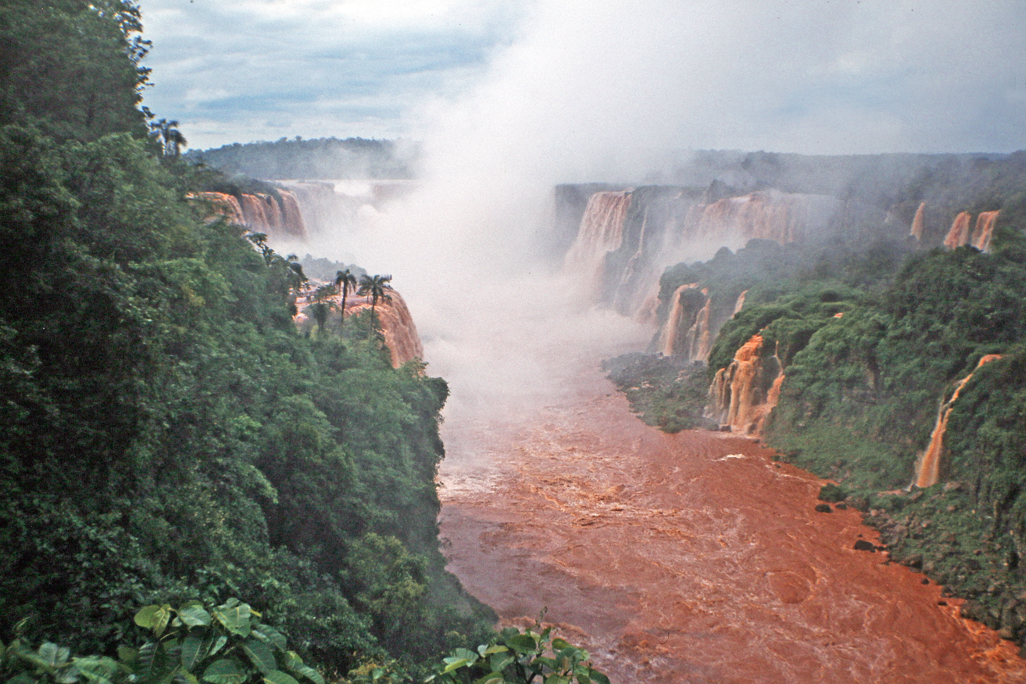 Cachoeira em área de mata nativa — Foto: Wikimedia Commons
