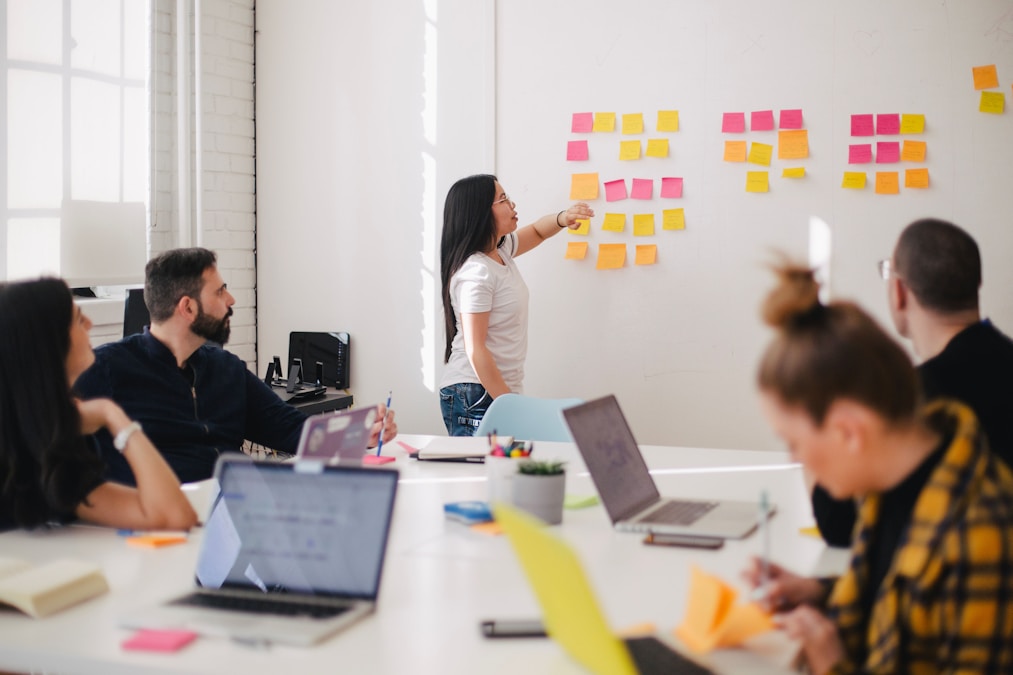 Pessoa estudando com documentos e computador para preparação de concursos — Foto: Unsplash