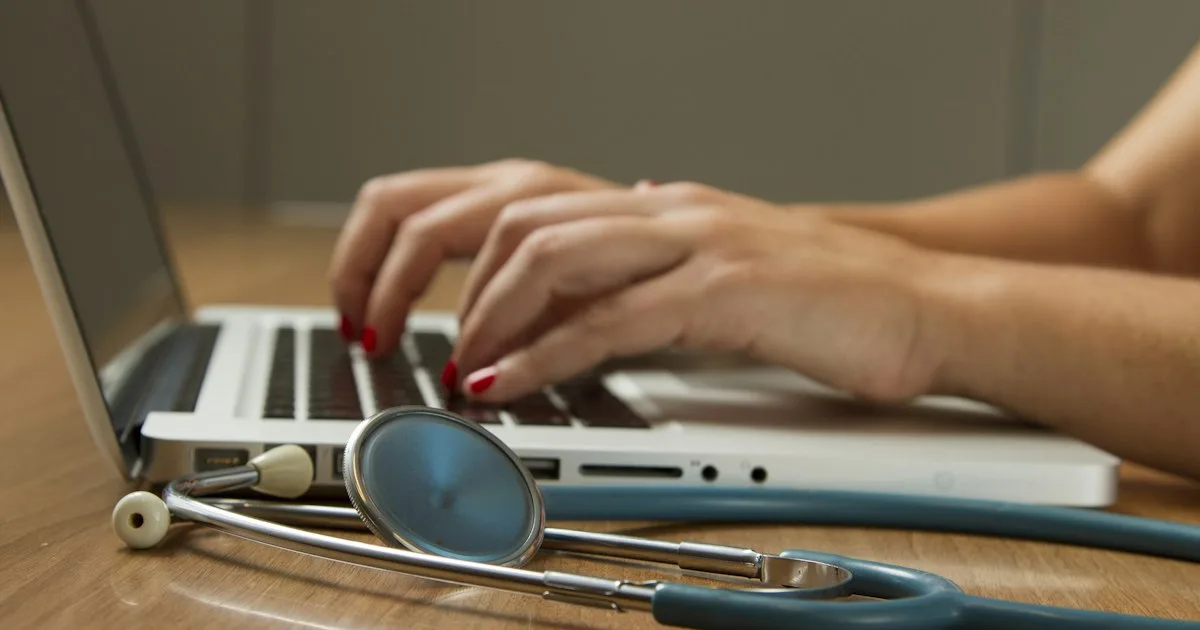 Profissional de saúde aplicando vacina em paciente durante campanha de imunização — Foto: Unsplash